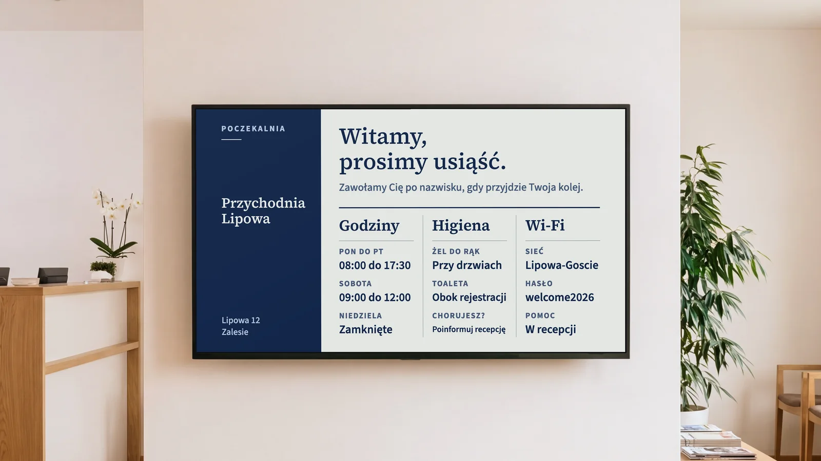 Poczekalnia przychodni rodzinnej z fragmentem rejestracji, dębowymi krzesłami i ekranem na ciepłej białej ścianie. Ekran pokazuje Przychodnię Lipową i napis „Witamy, prosimy usiąść.”, a pod spodem godziny, higienę, toaletę i Wi-Fi.